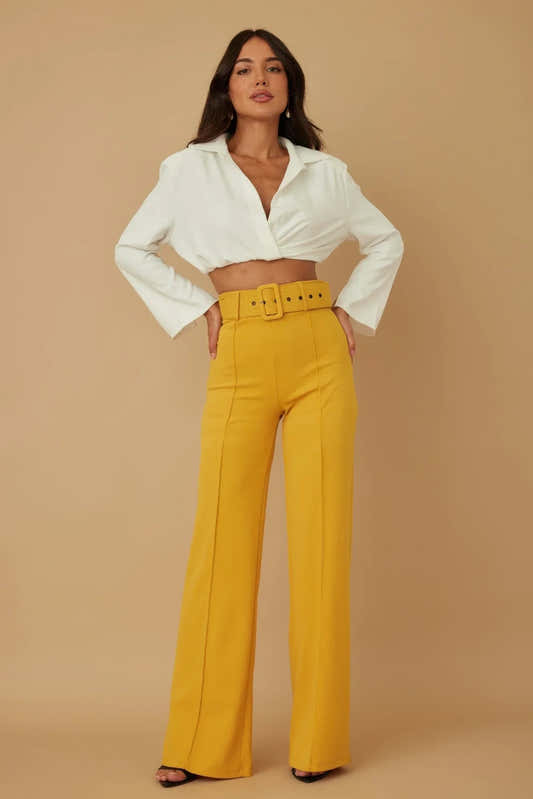 Pantalon taille haute évasé jaune moutarde, ceinture à boucle carrée