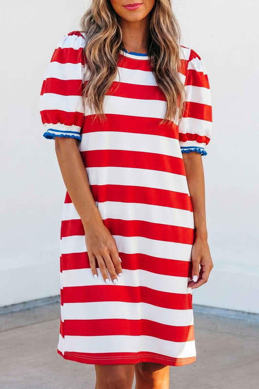 Robe mini rayée rouge et blanche avec bordure contrastée bleue, col rond.
