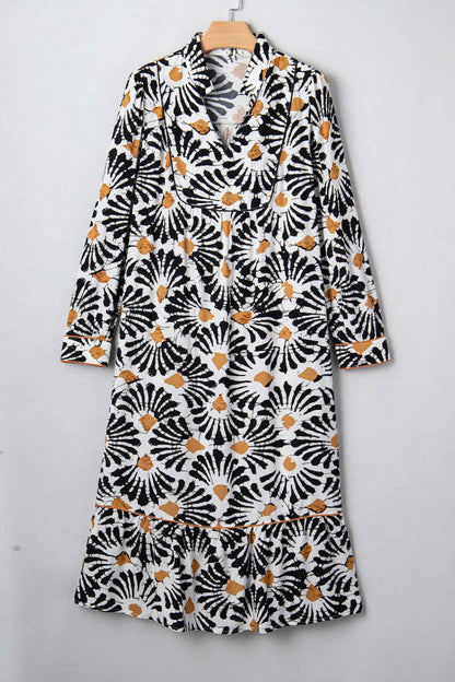Robe longue sur cintre, manches longues, col V, motifs floraux abstraits noir/blanc