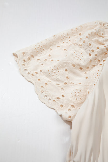 Manche de robe maxi en dentelle ajourée, empiècement rapporté sur tissu clair