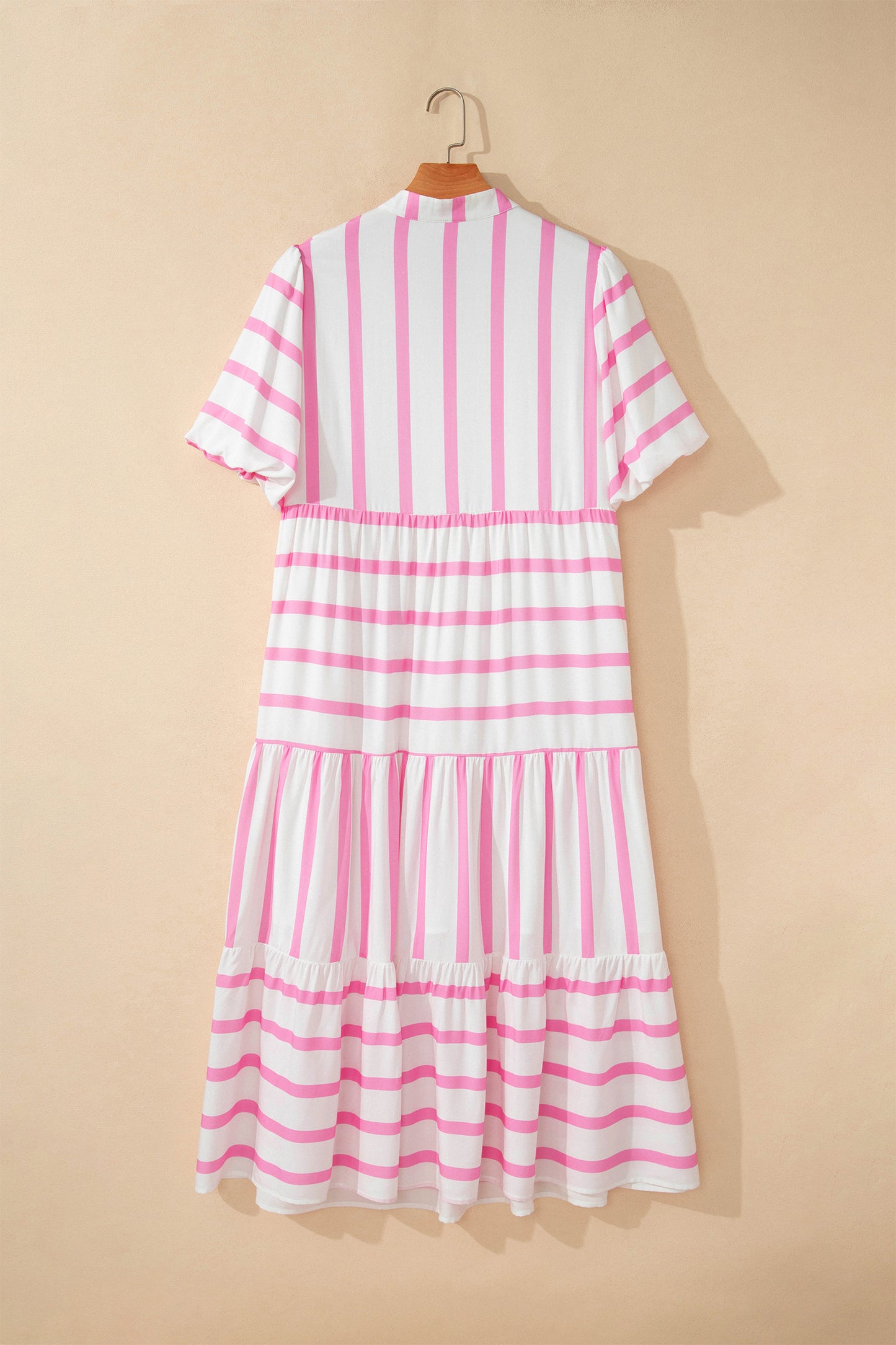 Robe maxi rayée rose et blanche, dos à rayures verticales, jupe étagée, manches courtes