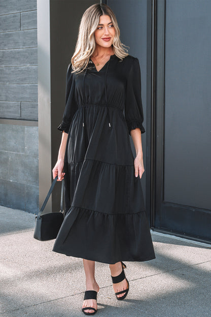 Robe maxi noire à volants étagés, taille froncée, manches 3/4, col V.