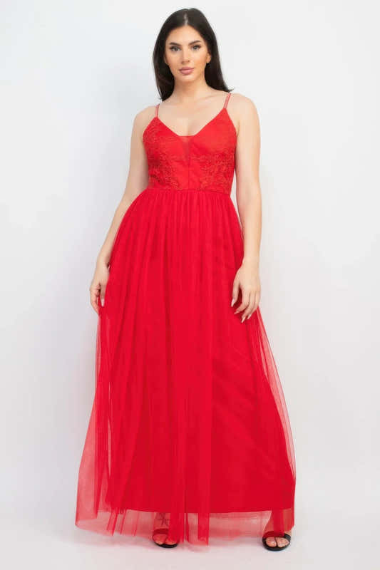 Robe longue rouge en tulle, bretelles fines, buste dentelé, jupe ample