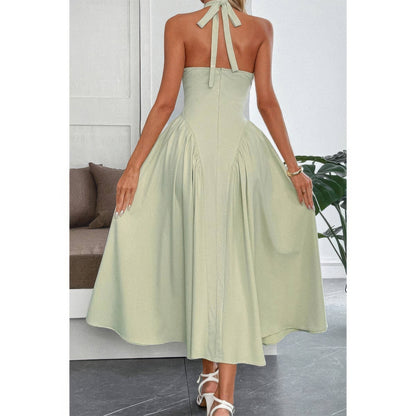 Robe midi vert clair col licou noué au dos, zip et jupe ample évasée.