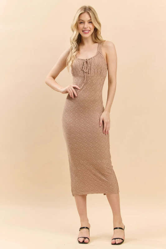 Robe midi en dentelle sans manches châtaigne, décolleté à cordon, coupe ajustée.