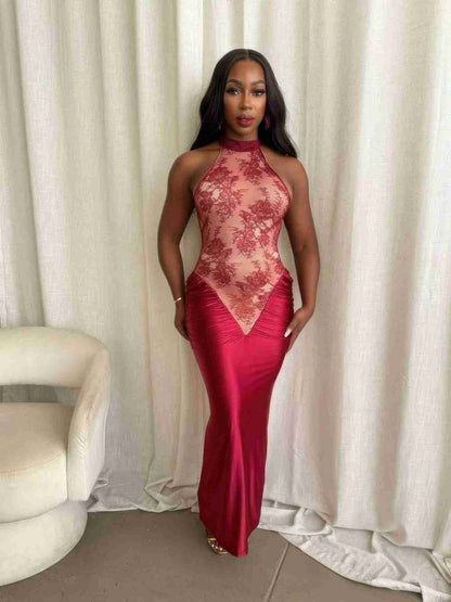 Robe midi cramoisi à dentelle florale, décolleté haut, coupe sablier.