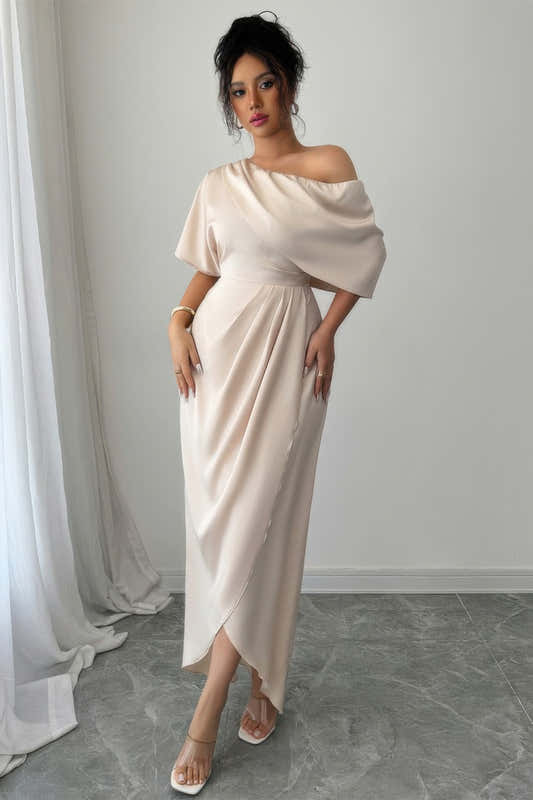 Robe midi beige une épaule, manches courtes, fronces et drapé croisé, fente.