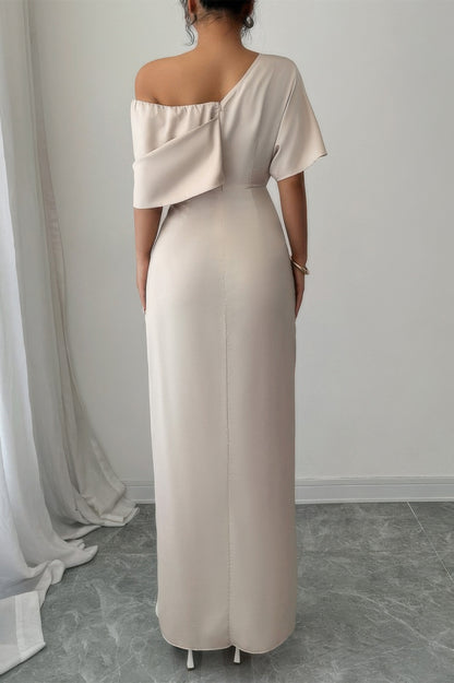 Robe longue beige une épaule, dos drapé avec couture, tombé droit.
