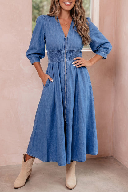 Robe midi en jean bleu col V, fermeture zippée et taille smockée, manches bouffantes.