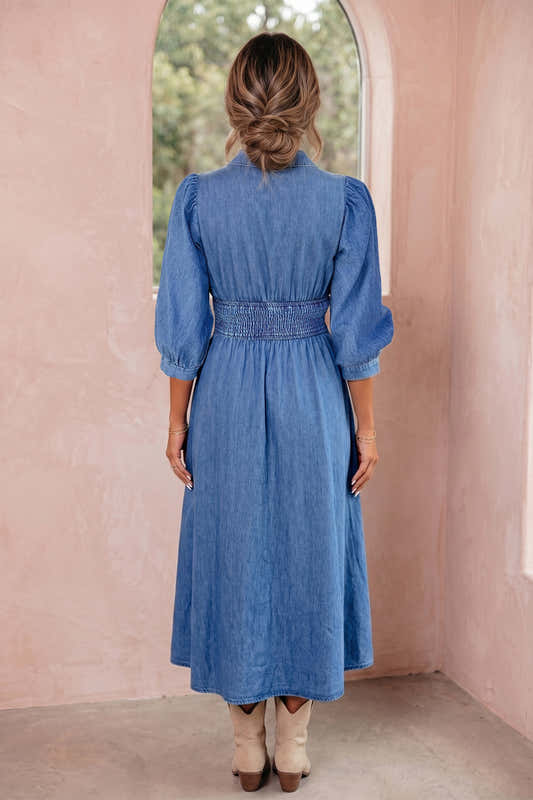 Robe midi en jean bleu dos, taille smockée, fermeture zippée au centre, manches 3/4.