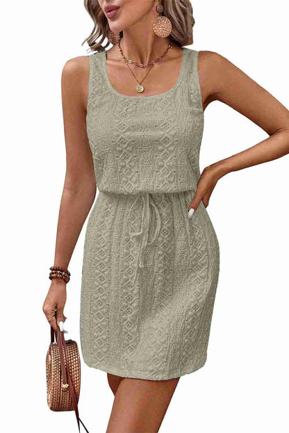 Robe mini sans manches vert clair en dentelle, encolure carrée et taille froncée