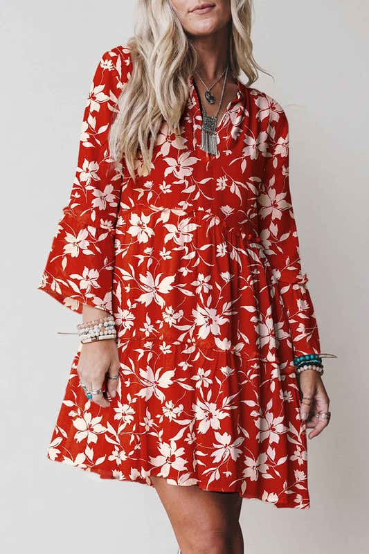 Robe mini rouge à fleurs blanches, manches 3/4 évasées, encolure boutonnée
