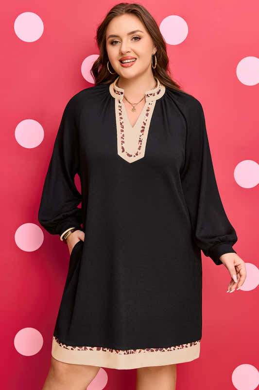 Robe mini noire, manches bouffantes, bordures léopard au col et à l’ourlet.