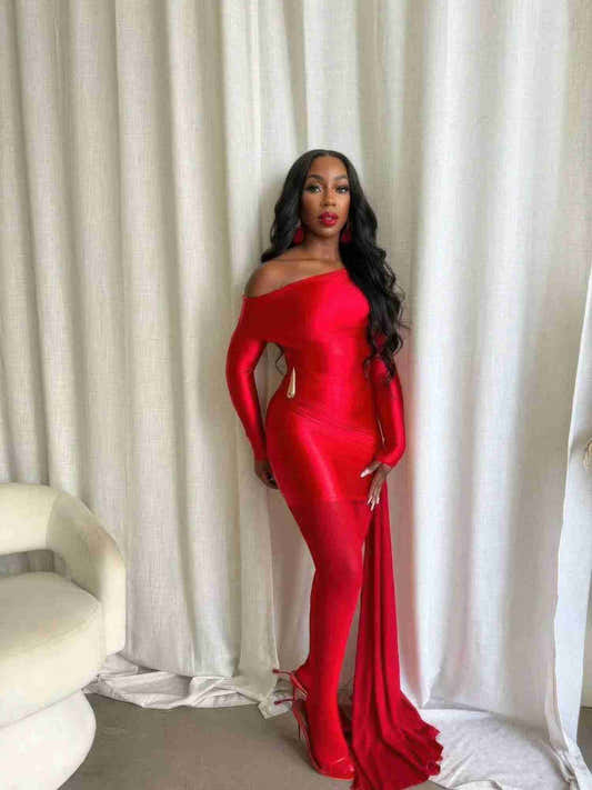 Robe mini en satin rouge à une épaule, drapé sur le buste, lien à la taille