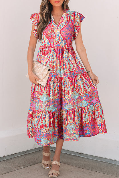 Robe mi-longue rose motif paisley, col en V, manches volantées, taille froncée, jupe étagée.