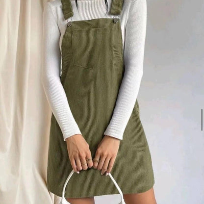 Robe sans manches en velours côtelé vert foncé, bretelles boutonnées, coupe droite.