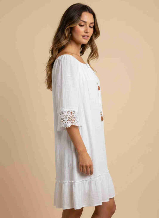 Robe blanche manches 3/4, dentelle crochet au poignet, volant en bas et cordon