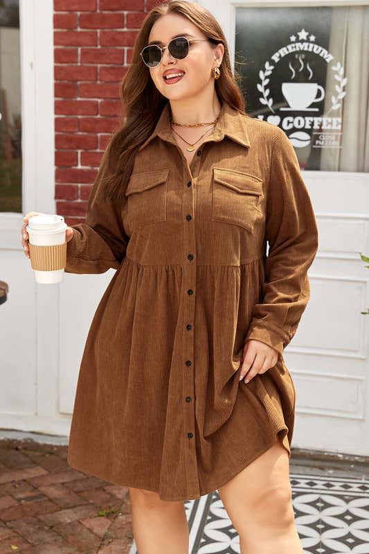 Robe chemise en velours côtelé marron, col et boutons, manches longues, poches plaquées