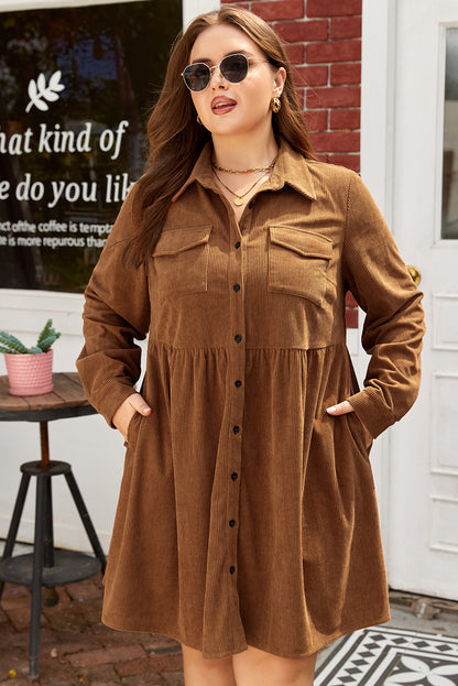 Robe chemise en velours côtelé marron, col, boutons et poches plaquées, taille froncée