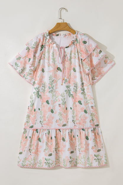 Robe courte rose à fleurs, manches volantées, encolure froncée et jupe évasée.