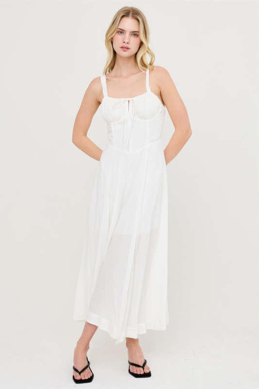 Robe blanche cassé à bretelles fines, corsage smocké, jupe évasée avec fente