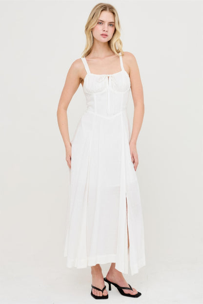 Robe blanche cassé à bretelles fines, corsage froncé, jupe mi-longue fendue