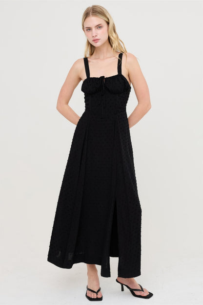 Robe noire à bretelles fines, corsage froncé, jupe mi-longue évasée