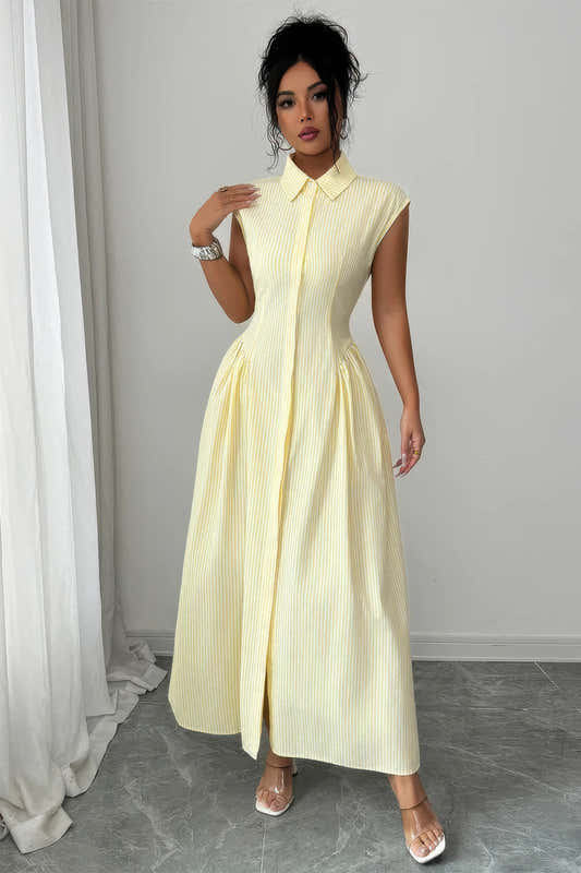Robe longue jaune à encolure chemise, manches courtes, fronces à la taille, fente.