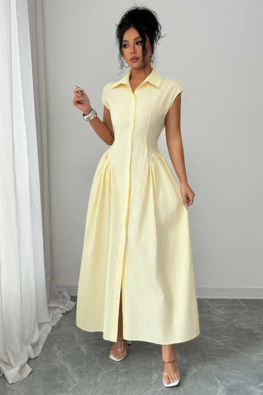 Robe longue jaune à encolure chemise, manches courtes, taille froncée, jupe évasée.