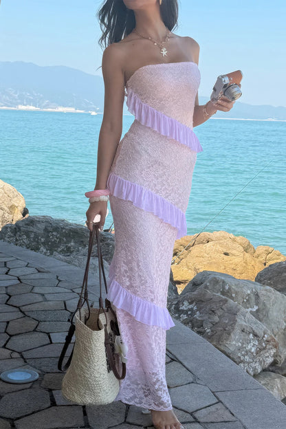 Robe longue en dentelle lilas clair, bustier sans bretelles, volants à étages.