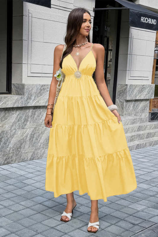 Robe maxi jaune à fines bretelles dos ouvert, décolleté en V, jupe ample à volants