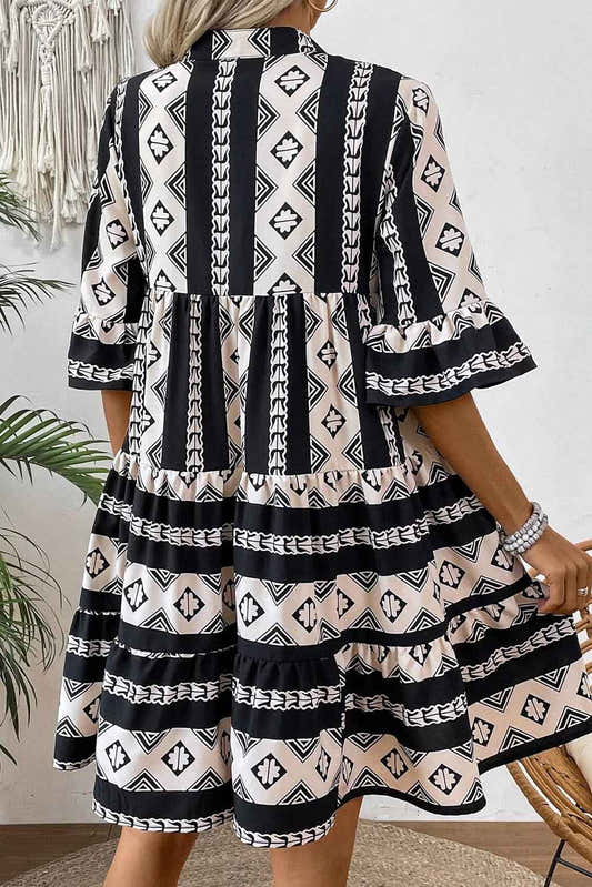 Robe noire à motifs géométriques, dos, manches courtes à volants