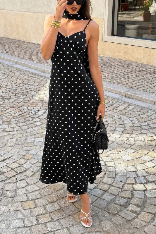Robe nuisette noire à pois blancs, sans manches, bretelles fines, coupe ajustée longue