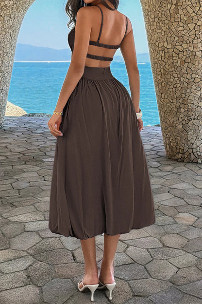 Robe midi évasée sans manches froncée à la poitrine, vue de dos, sombre