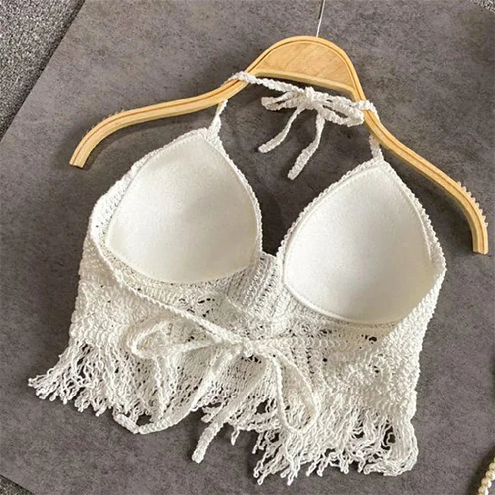Top en crochet blanc cassé avec bonnets doublés, dos nu, franges.