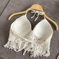 Top en crochet blanc cassé avec bonnets doublés, dos nu, franges.