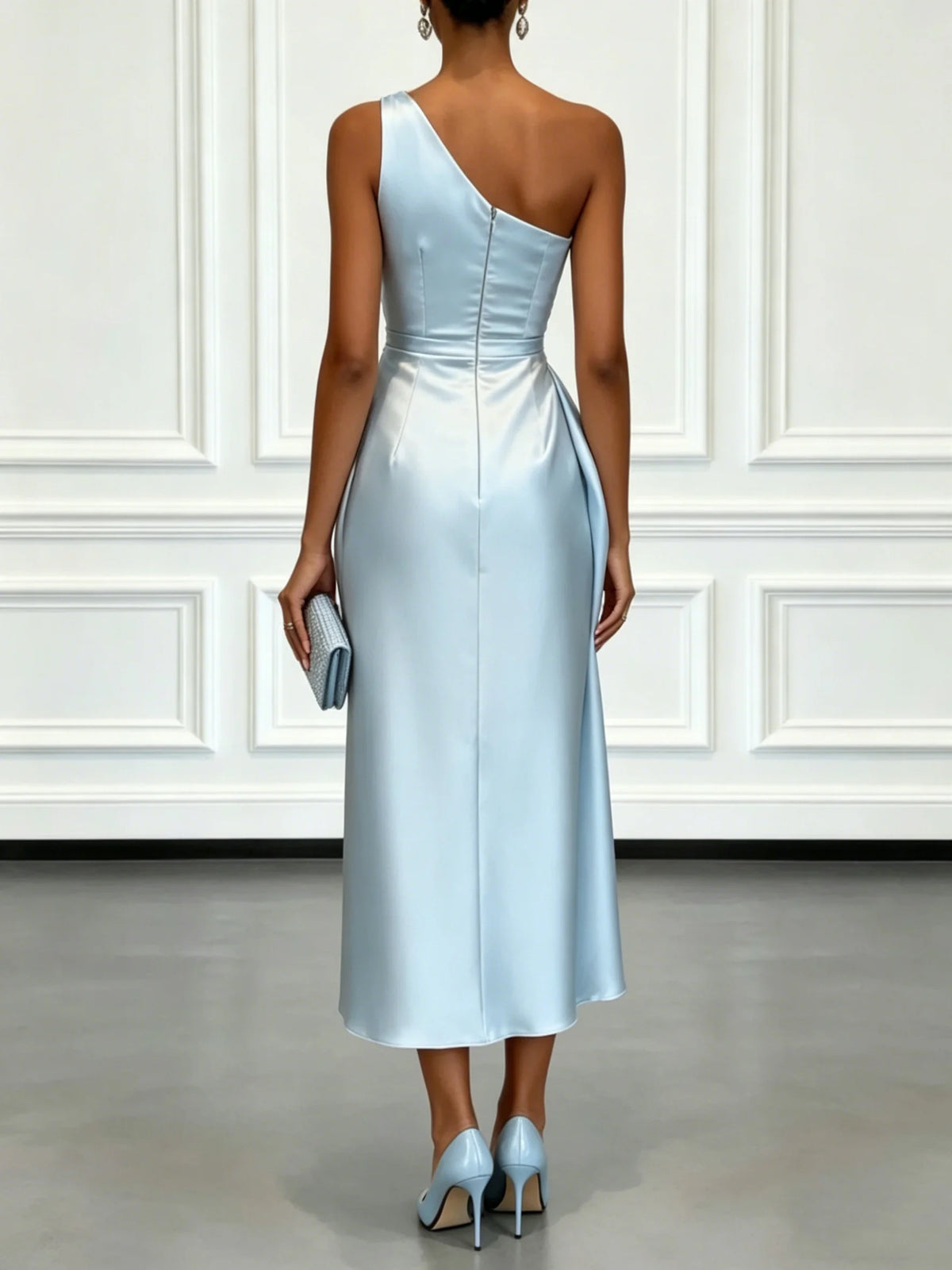 Robe midi satinée plissée une épaule