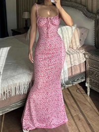 Robe midi rose à motif fleuri rouge, bretelles à nouer, silhouette ajustée et évasée