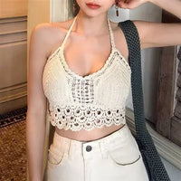 Crop top femme dentelle crochet blanc cassé, bretelles fines, motif ajouré et ourlet crochet.