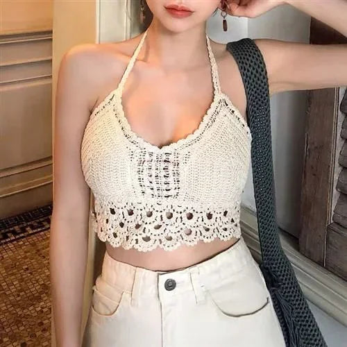 Crop top dentelle crochet blanc cassé, décolleté en V, ourlet ajouré et motif floral.