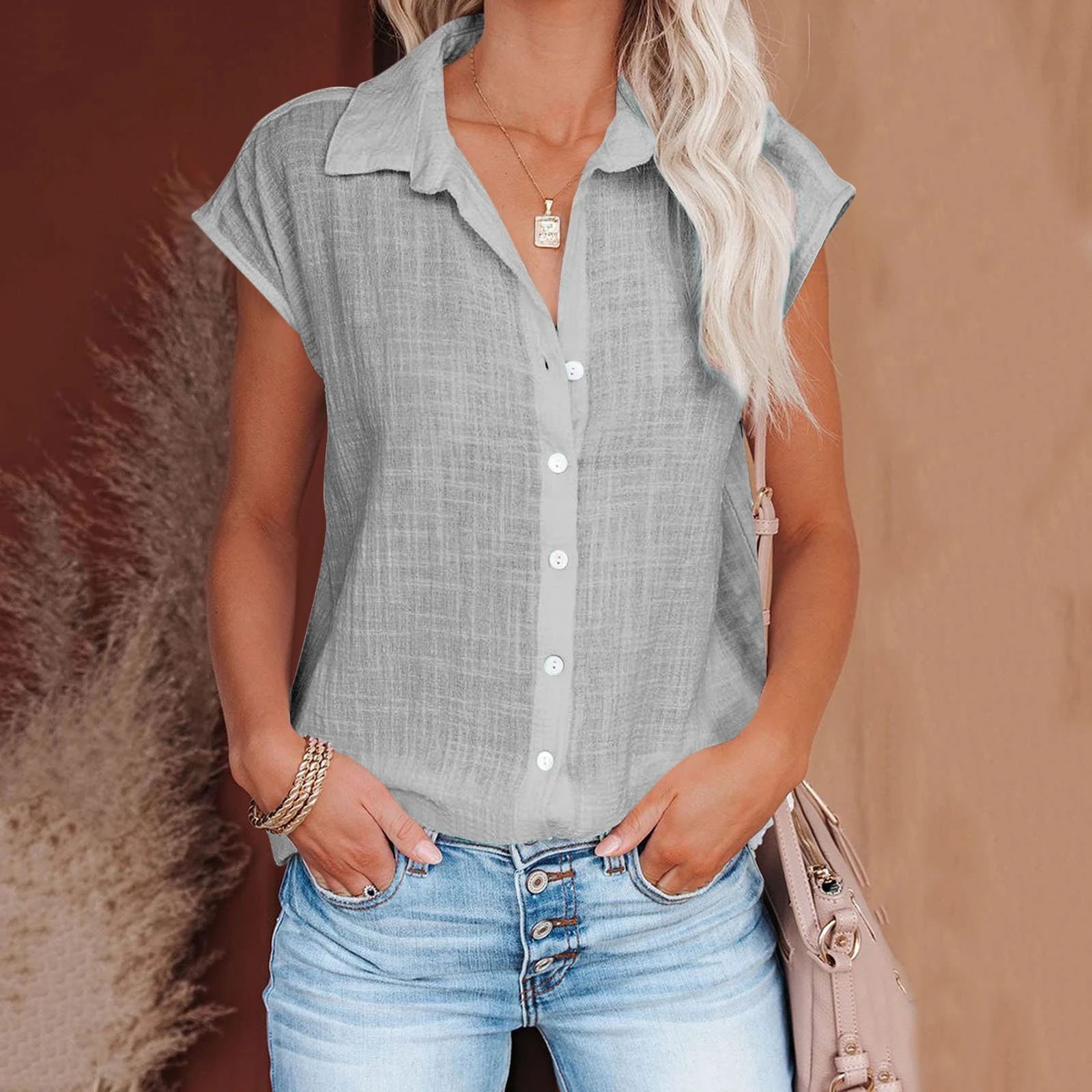 Chemisier ample manches courtes en coton lin gris clair, encolure boutonnée, tissu structuré