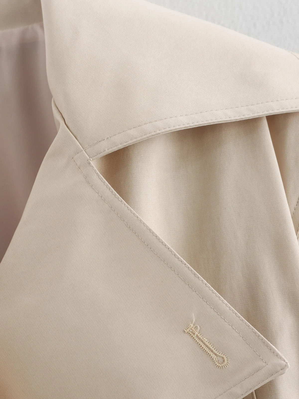 Trench femme croisé court à ceinture ajustable et col à revers