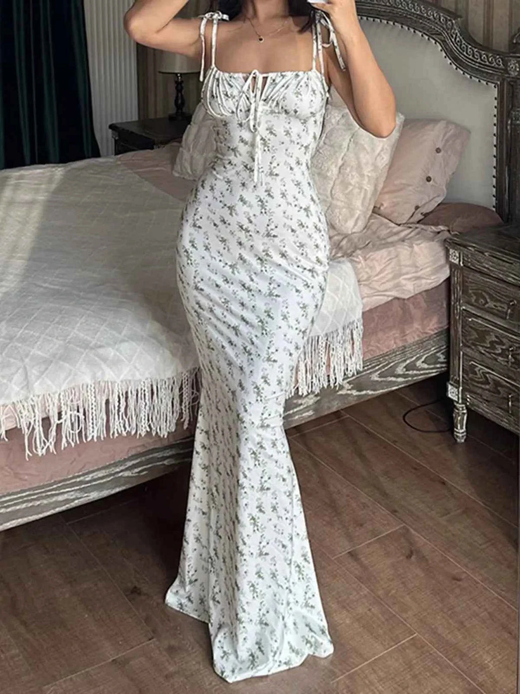 Robe midi florale blanche à bretelles froncées, coupe près du corps et bas évasé