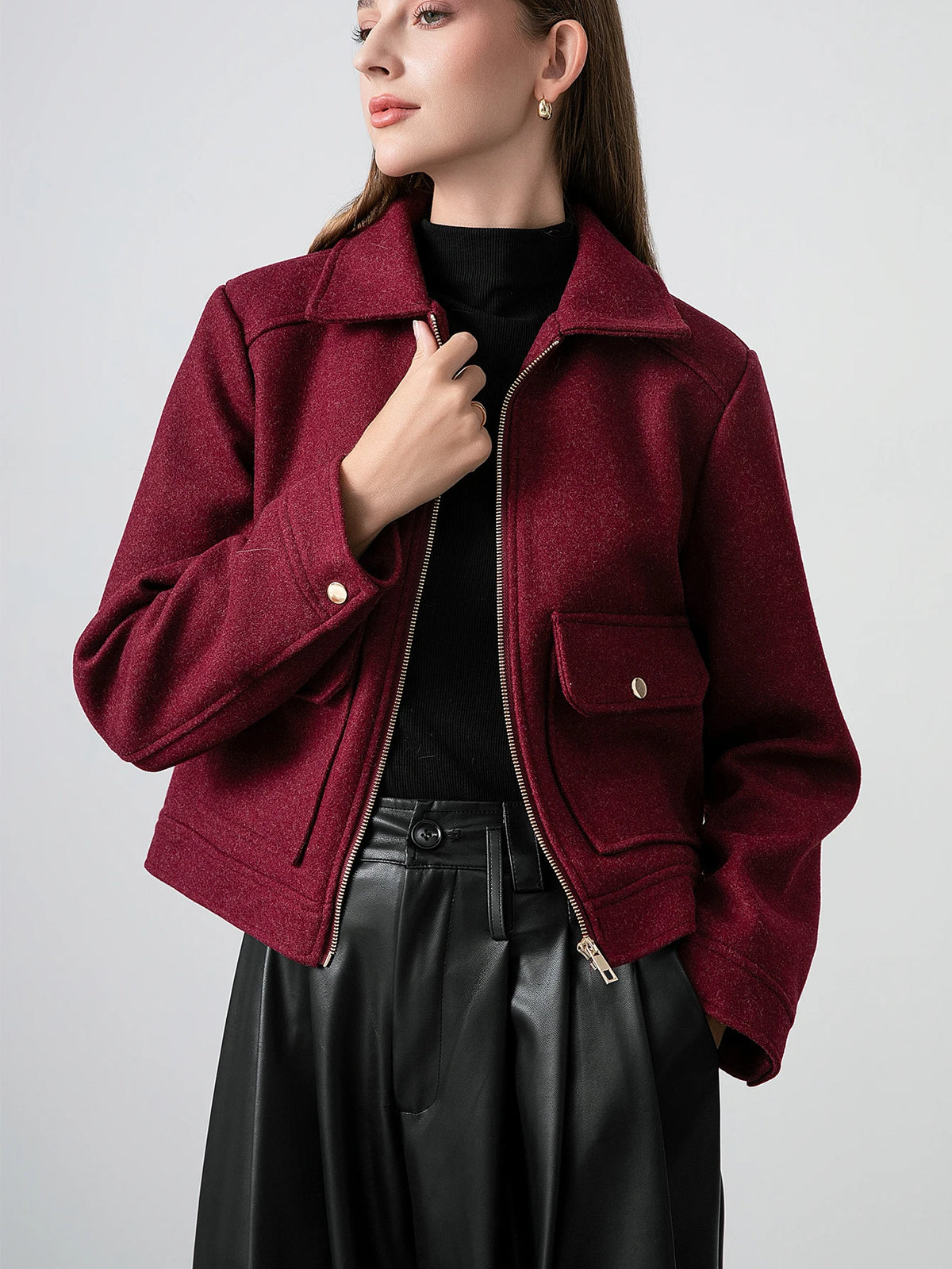 Blouson court femme rouge bordeaux, col rabattu, poches et détails zippés