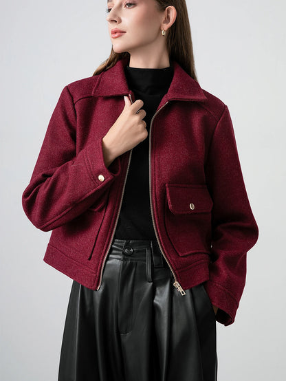 Blouson court femme rouge bordeaux, col rabattu, poches et détails zippés