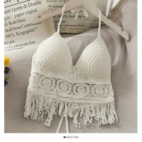 Crop top en dentelle crochet blanc cassé, bretelles fines, ourlet frangé et motif spirales.