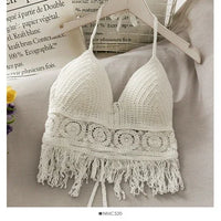 Crop top en dentelle crochet blanc cassé, bretelles fines, ourlet frangé et motif spirales.