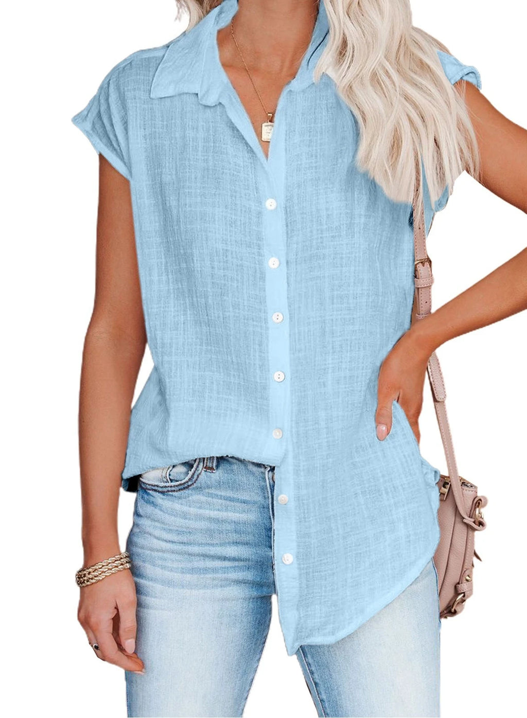 Chemisier femme bleu clair en coton lin, col chemise, manches courtes, boutons devant.