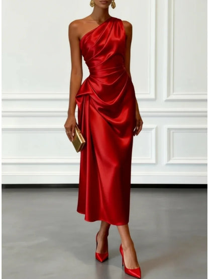 Robe midi satinée plissée une épaule