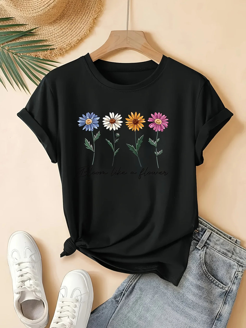 T-shirt femme noir à col rond, imprimé fleurs rétro colorées et texte « Bloom like a flower »
